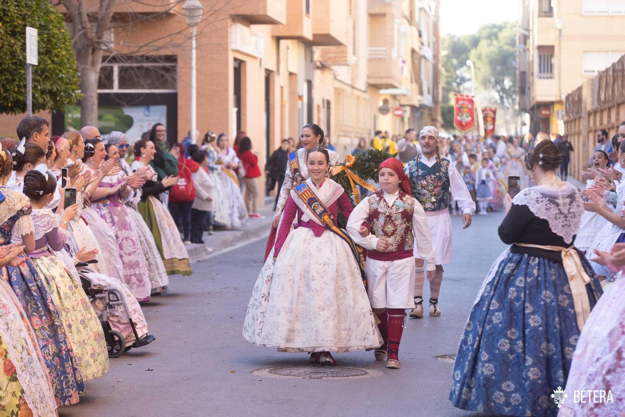 La primera ofrenda de Bétera: Las comisiones homenajean al cantaor 'Xiquet de Bétera'