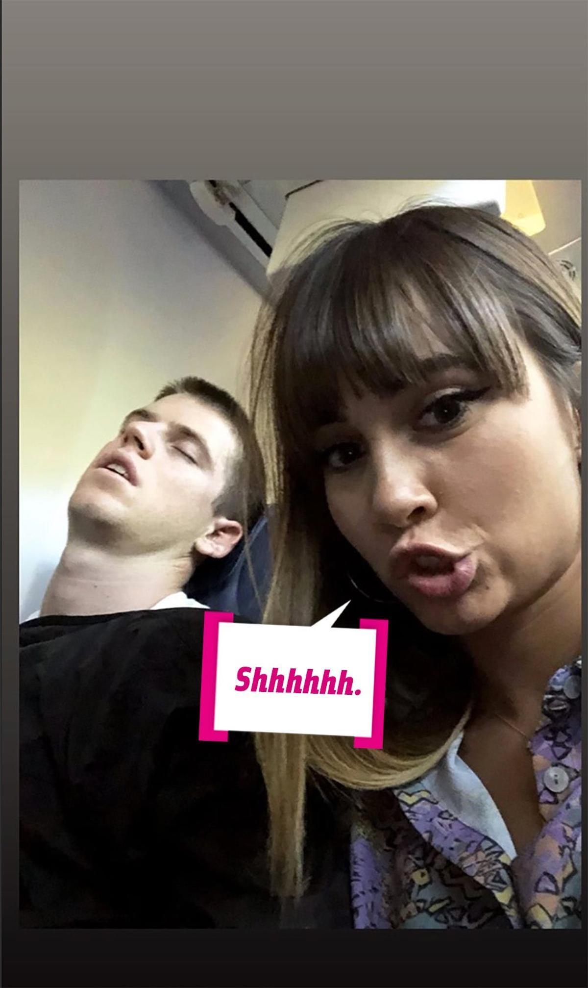 Aitana y Miguel Bernardeau en un vuelo, bocadillo: "Shhhh"