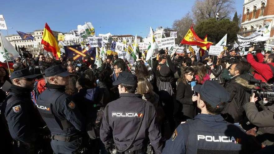 Organizaciones agrarias, protestando ayer frente a la sede del Ministerio de Agricultura, en Madrid.