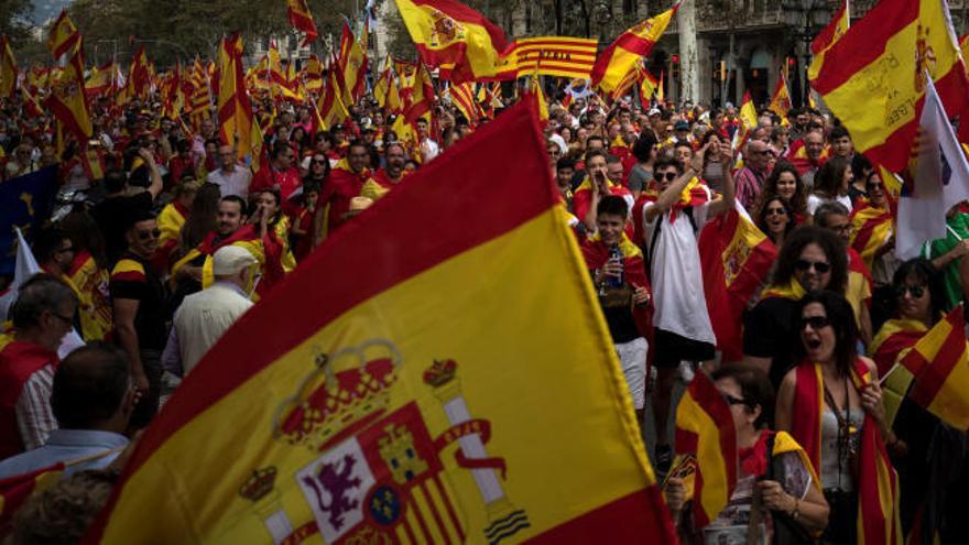 'Cataluña sí, España también' es el lema de la manifestación de Barcelona en el 12 de octubre
