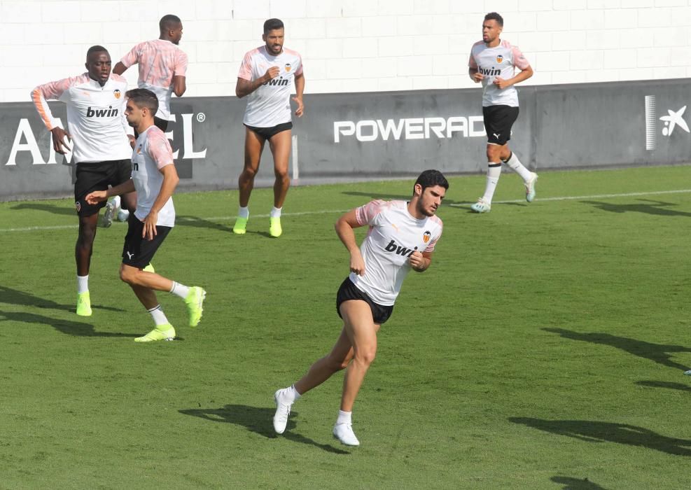 Anil Murthy, atento al entrenamiento del Valencia