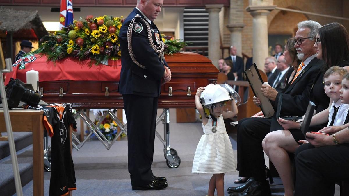 Charlotte O'Dwyer, la hija del bombero fallecido, en el funeral