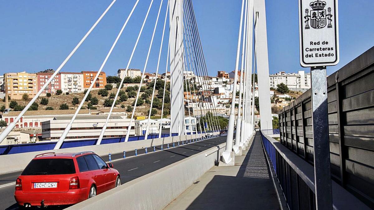 Nueva señal en el puente de Fernando Reig que acredita su pertenencia al Estado. | JUANI RUZ