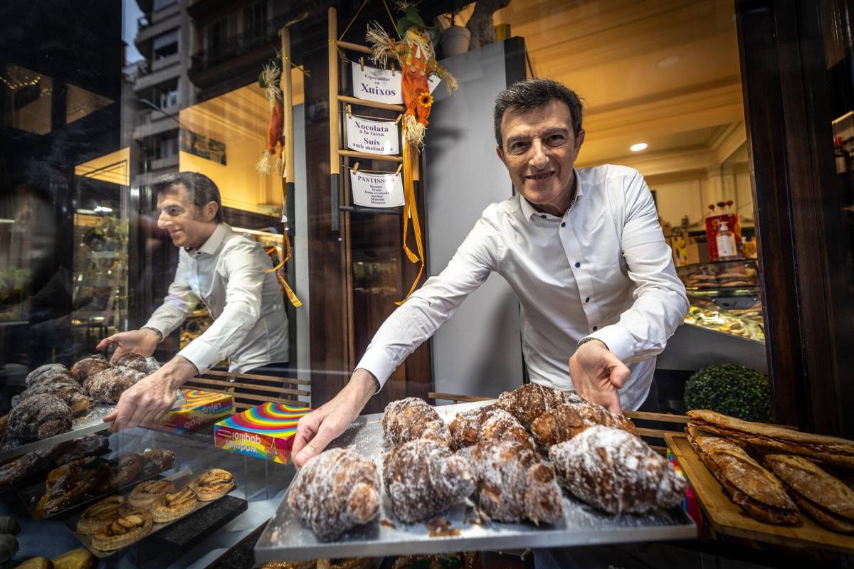 barcelona 25/03/2024 On Barcelona Pastelería Ideal. Miquel Àngel muestra los famosos chuchos de su pastelería. AUTOR: JORDI OTIX