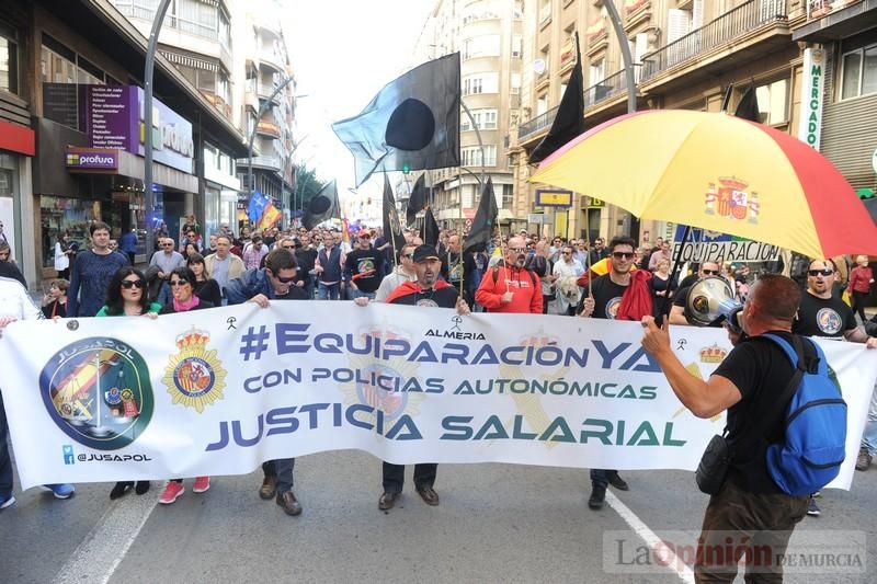 Miles de policías claman en Murcia para exigir "equiparación real" de sus salarios