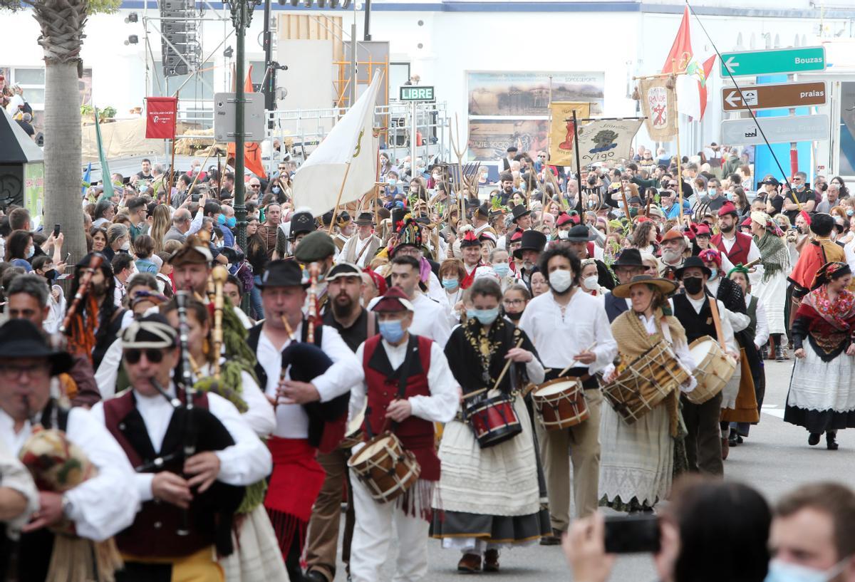 Los vigueses abarrotan las calles del Casco Vello en el día grande de la Reconquista