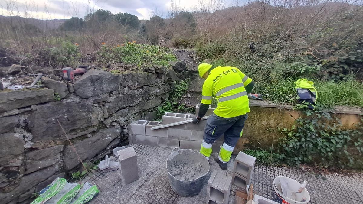 La construcción de uno de los muros que cerrarán el acceso abierto a la vía.