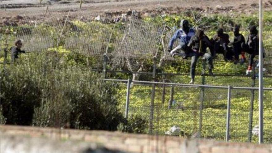 Repelidos unos 150 inmigrantes que intentaron entrar en Melilla