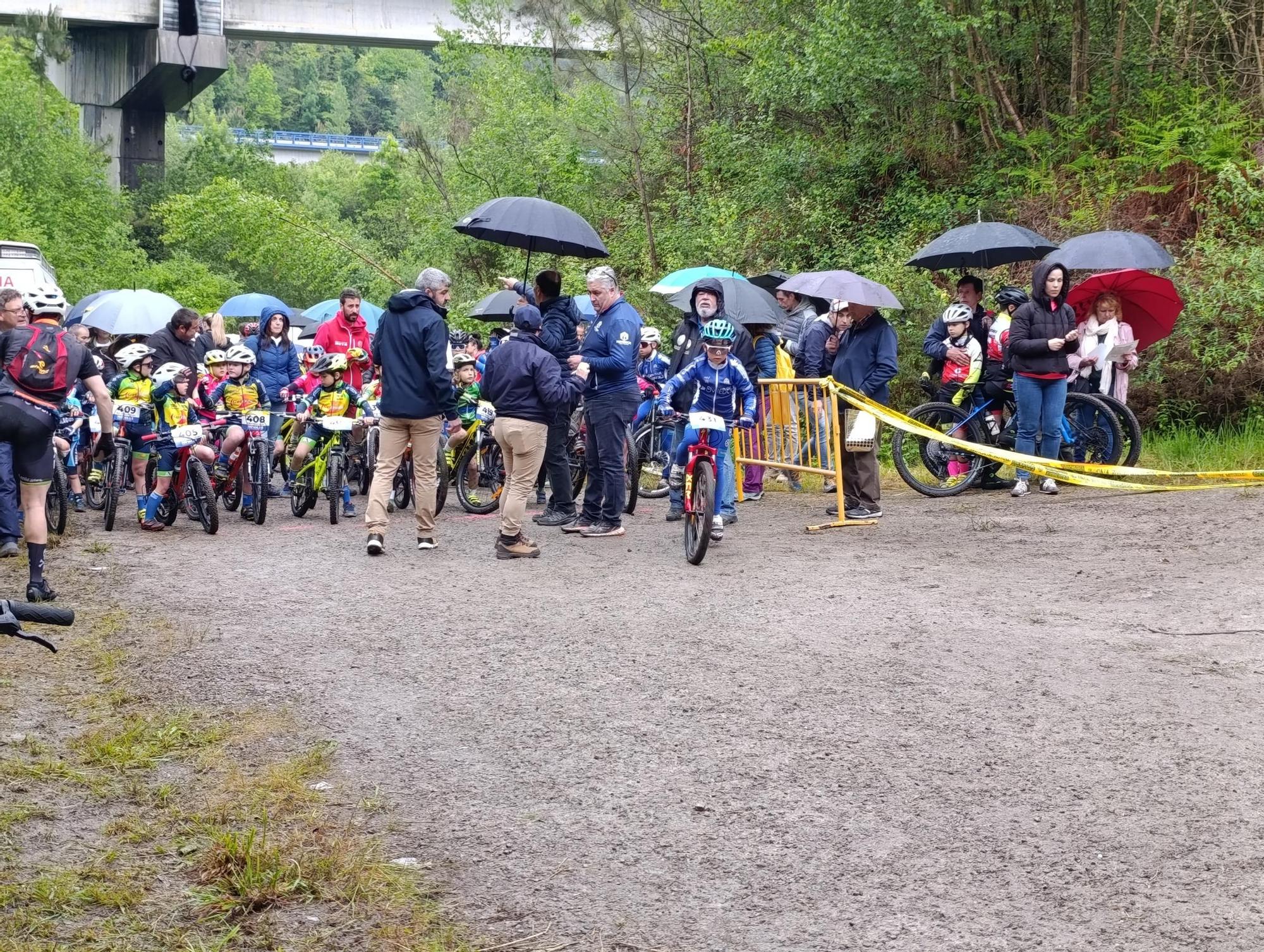 Las jóvenes promesas del ciclismo pedalean en Santa Marina, Siero
