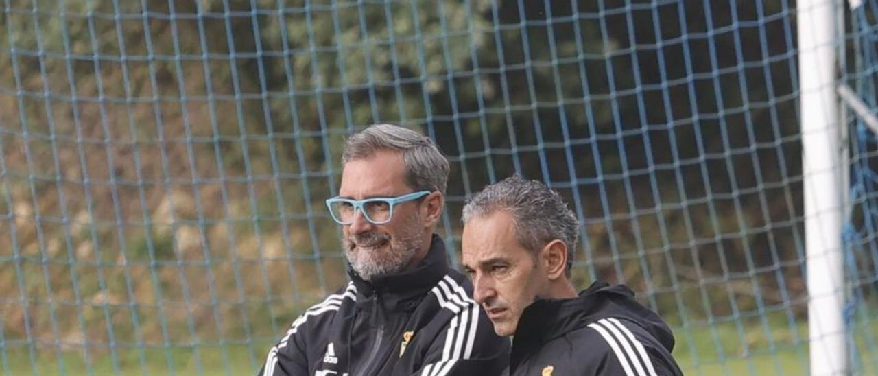 A la izquierda, Bolo y Pablo Lago. En las imágenes de la derecha, Obeng (arriba) y Bolo, César,  Tito y Lago, ayer, durante el entrenamiento en El  Requexón. | |  MIKI LÓPEZ