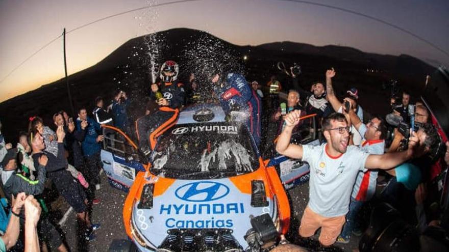 Celebración del equipo compuesto por Yeray Lemes y Rogelio Peñate.