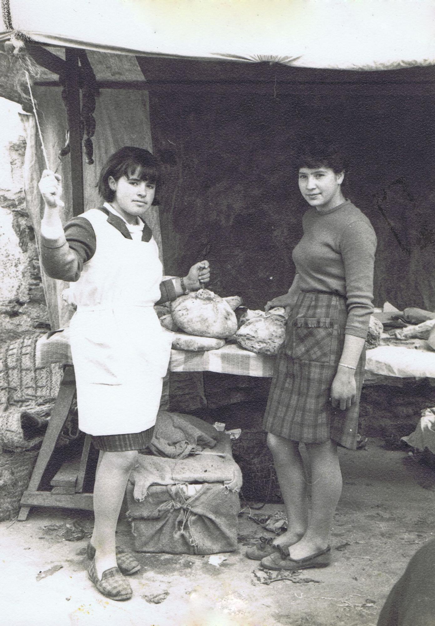 Vendedoras de pan na feira, no 1966.