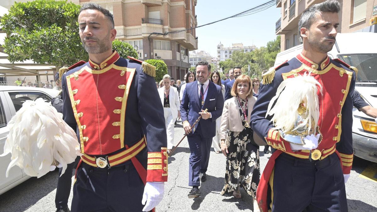 Ruz y Rodil, junto a sus concejales, el sábado camino de la basílica de Santa María tras concluir el pleno de investidura