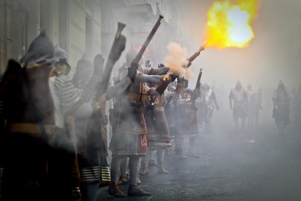 Dos espectaculares y ruidosas batallas transportan a Alcoy al lejano año de 1276