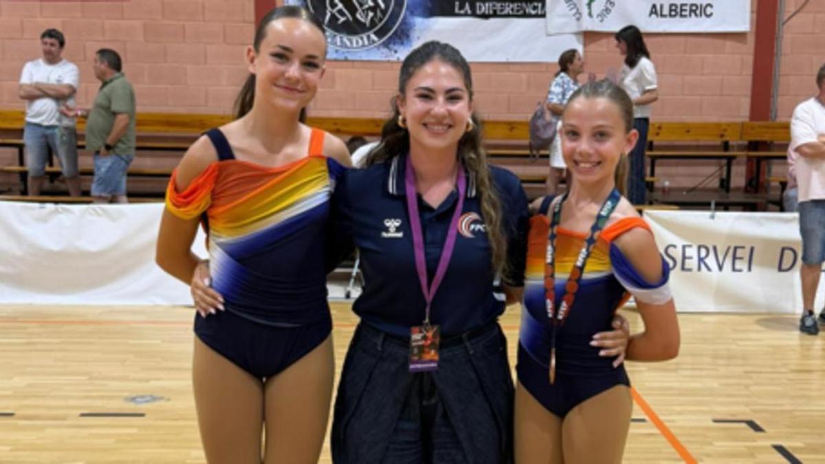Las patinadoras y la entrenadora del CP Daimús, en el Nacional