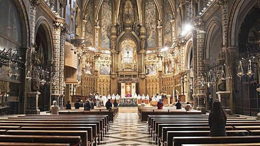 Interior de la basílica de Montserrat, amb una vintena de persones que mantenien l&#039;espai de separació exigit, durant la missa de les 11 del matí d&#039;ahir