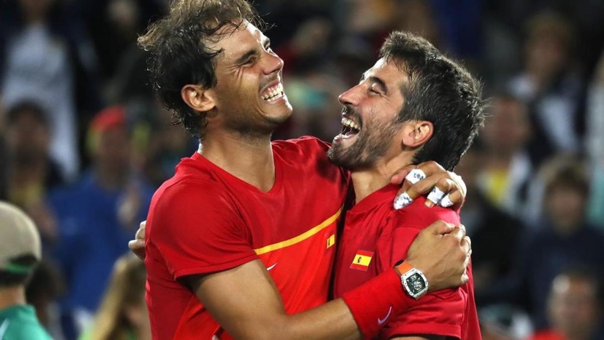 Rafael Nadal y Marc López se abrazan tras conquistar el oro olímpico en dobles.