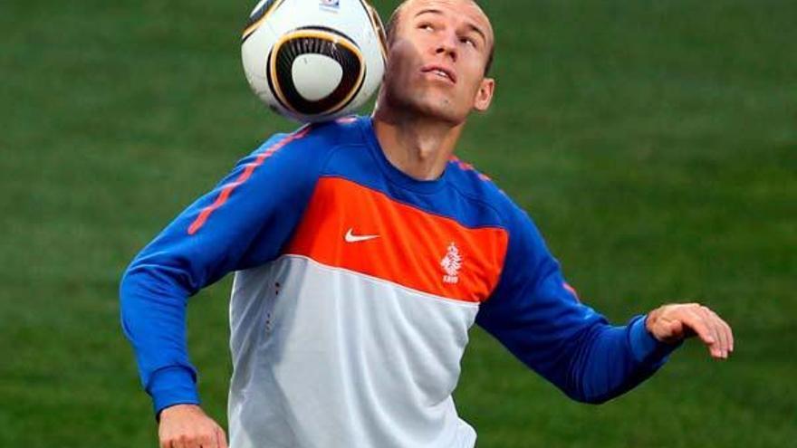 Robben toca el balón durante uno de los entrenamientos de la selección