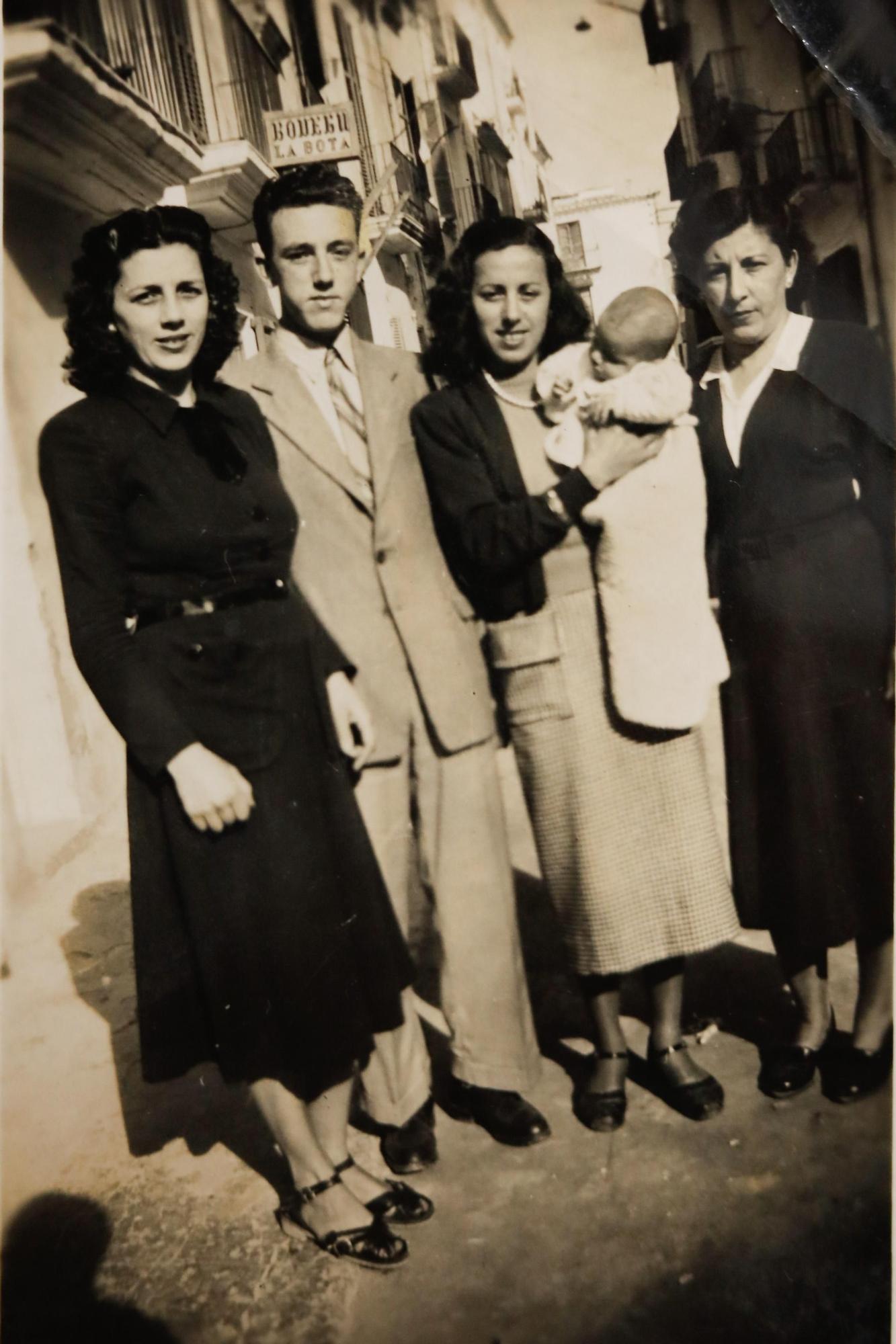 María y Antonia, a la derecha, con sus hermanos Juanito y Esperanza y su sobrina Rosa.