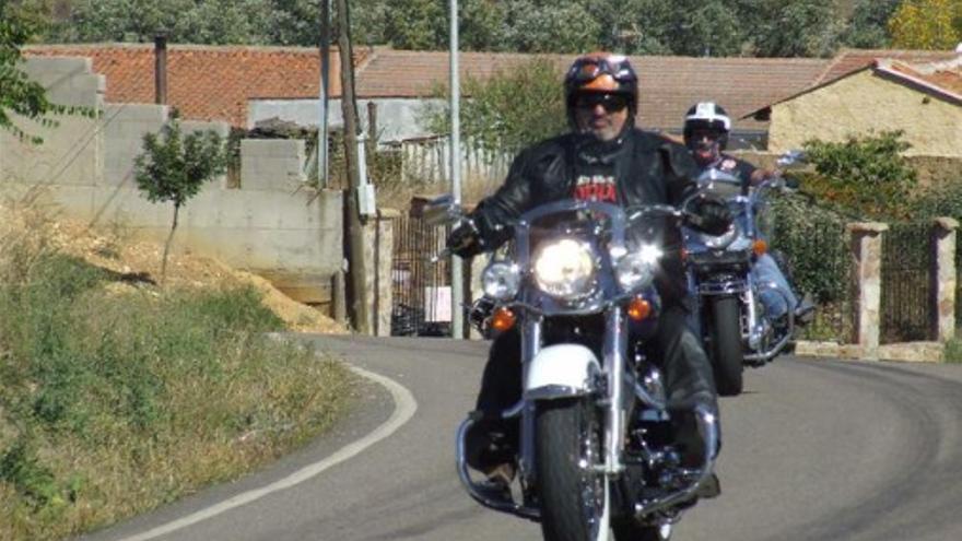 Miguel en su Harley Davidson de ruta.