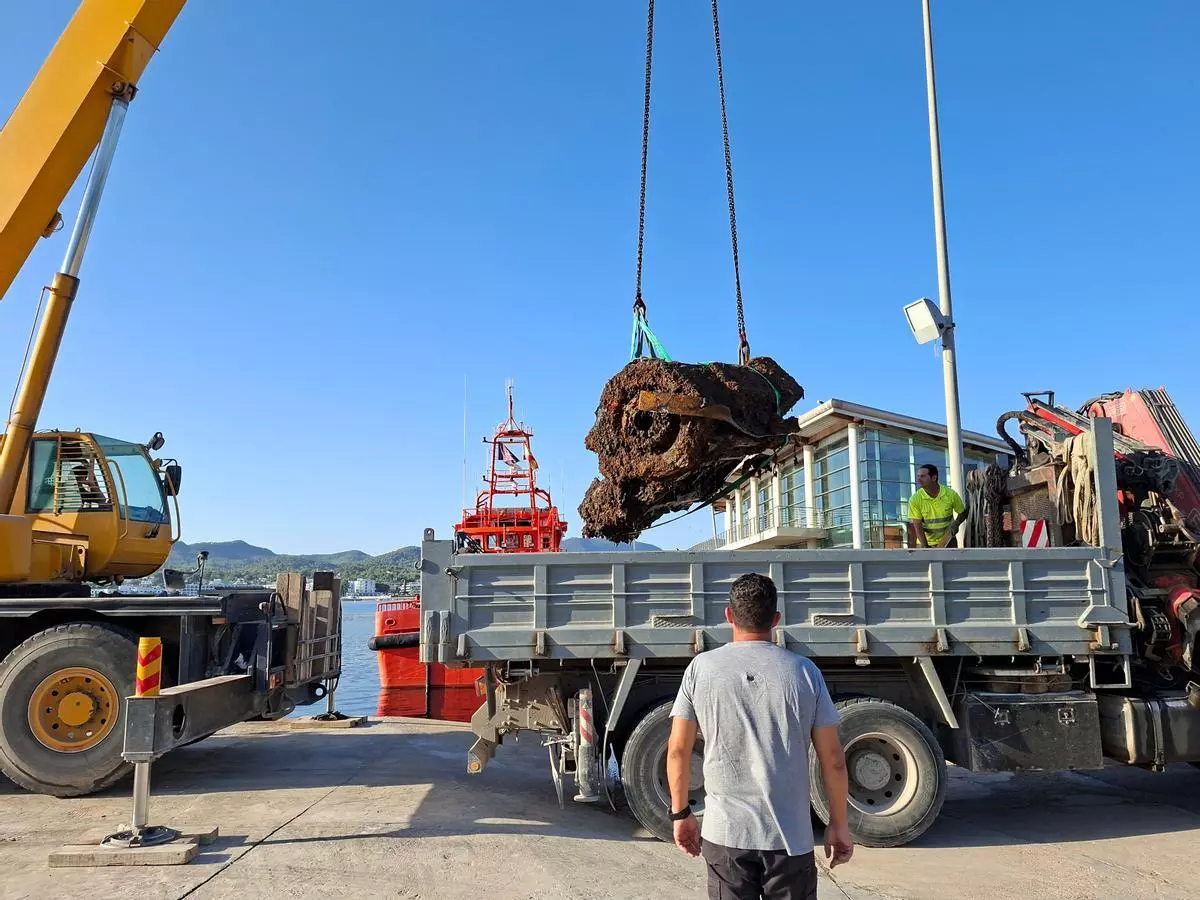 Retiran un motor de 7.000 kilos de peso lanzado al mar como basura en Ibiza