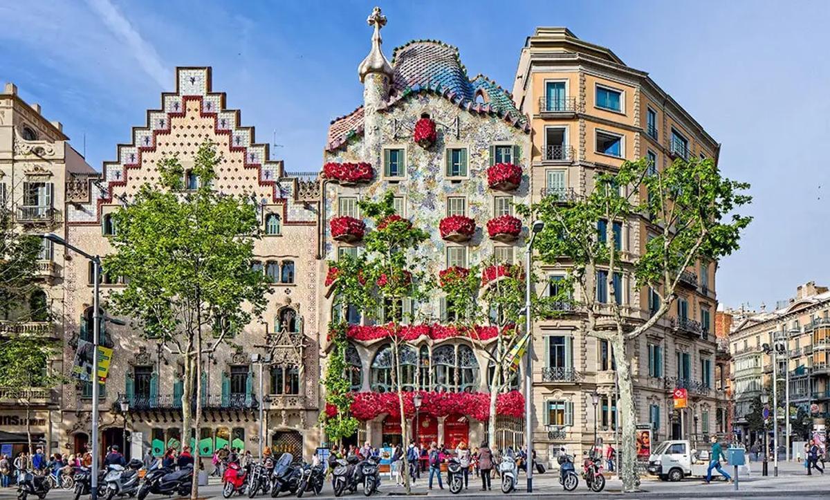 La Casa Batlló se engalana para Sant Jordi.
