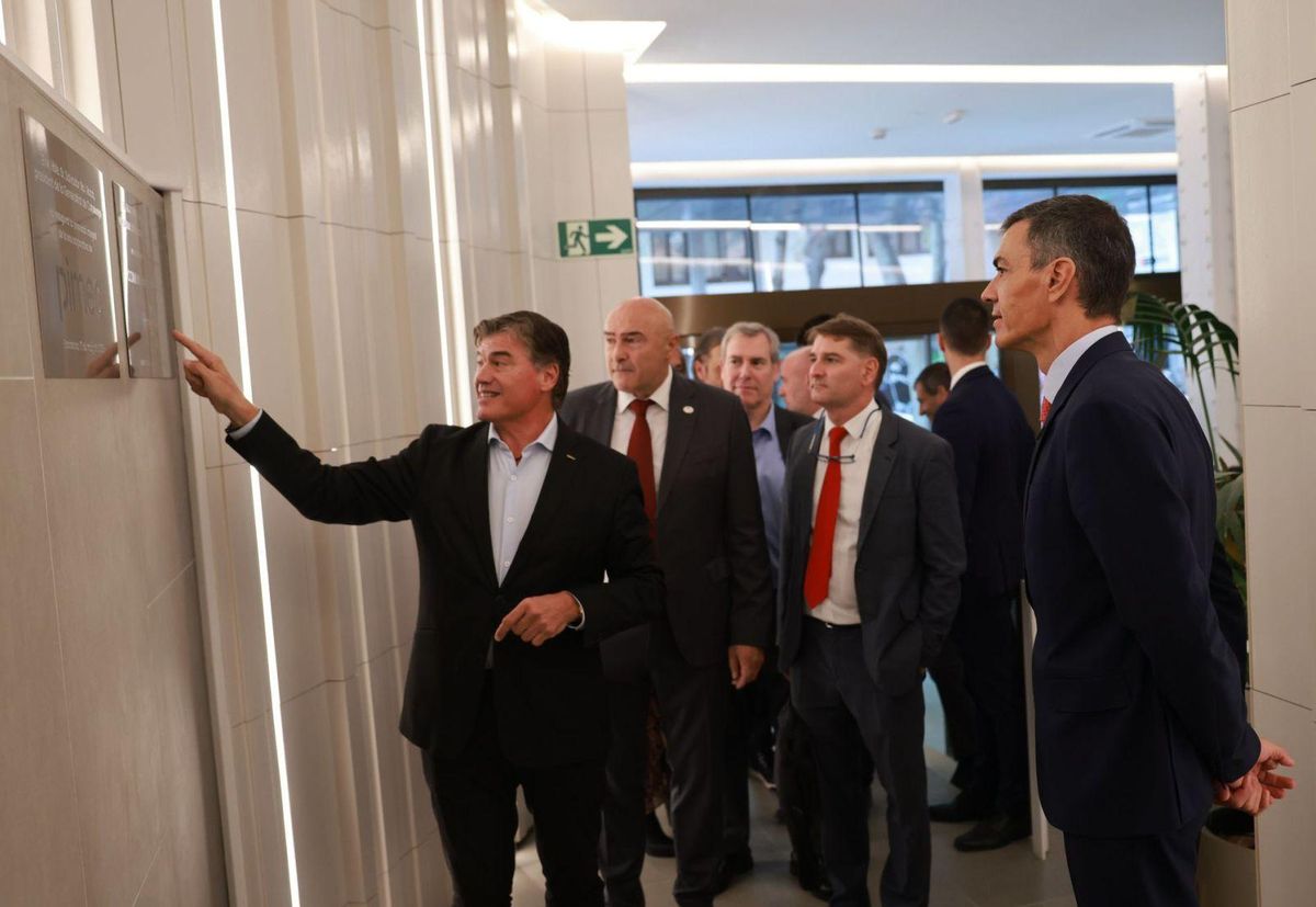 Sánchez promet a l’empresariat a BCN una proposta de finançament aquest any