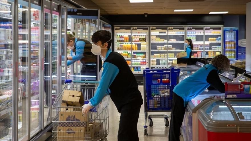 Trabajadores en un supermercado.