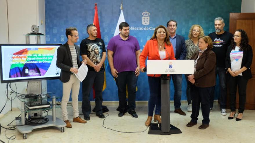 Un momento de la comparecencia de Cristina Valido junto a colectivos LGTBI.