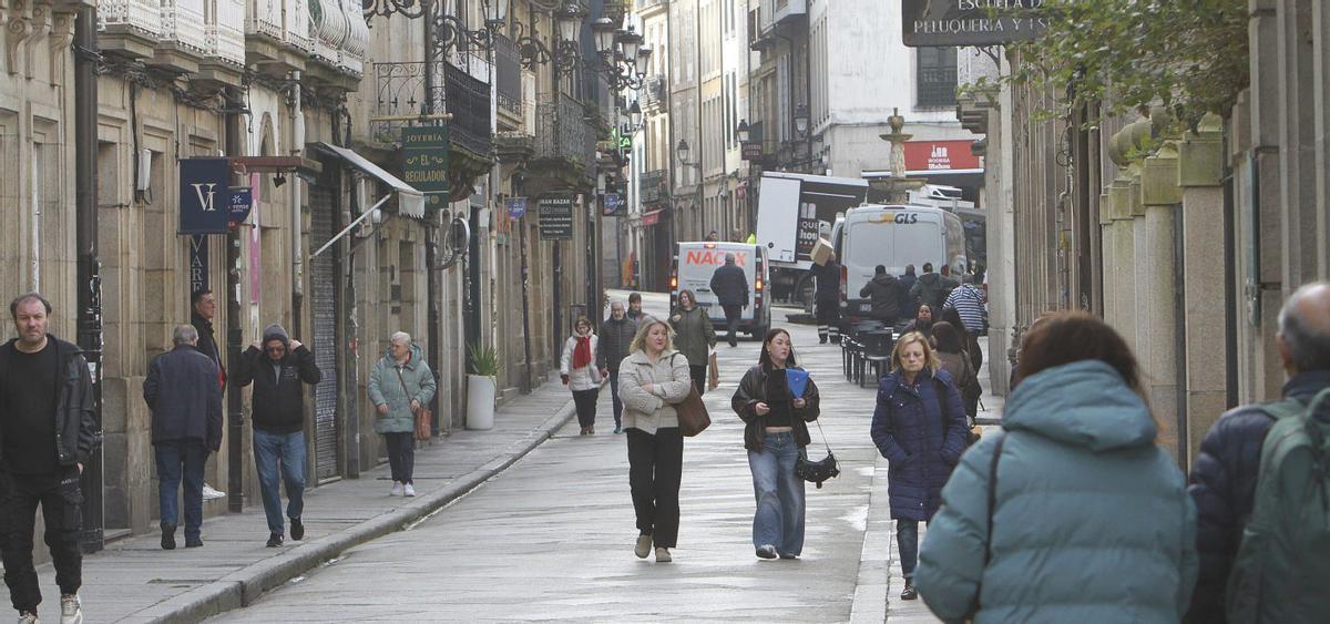 Solo peatones y coches de reparto en este tramo de la calle Santo Domingo, en la mañana de ayer. | IÑAKI OSORIO
