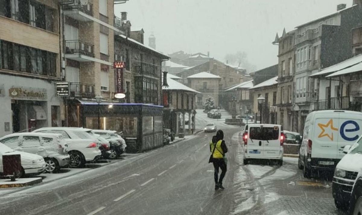 La nieve obliga a suspender las rutas escolares y deja pueblos desconectados
