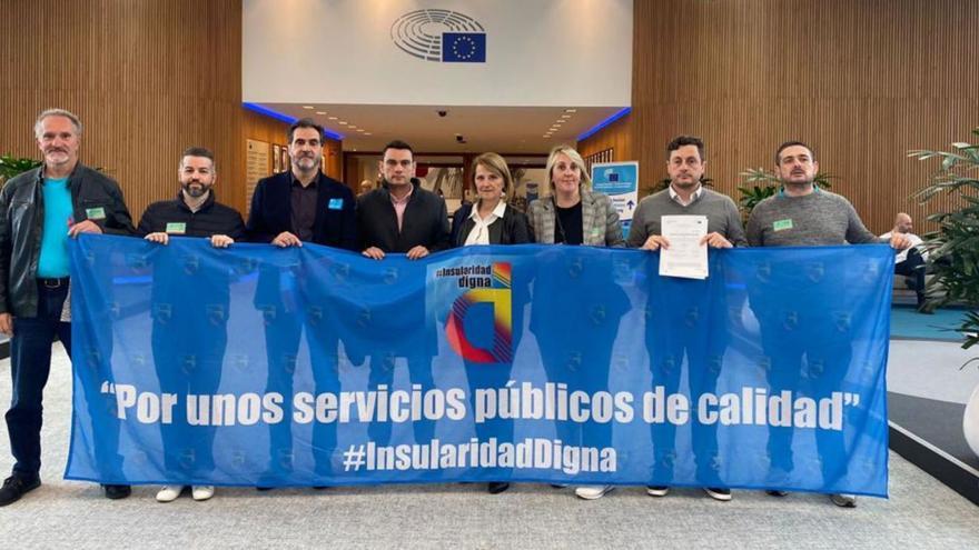 Los miembros de la plataforma Insularidad Digna, con Rosa Estaràs en el centro.