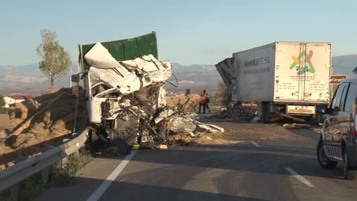 Imatges de l’accident mortal entre dos camions a la C-53 a Anglesola.