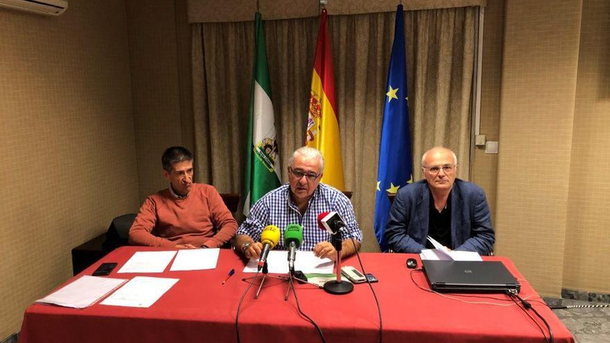 Manuel Resa junto a otros representantes del Sindicato Médico, en Antequera.