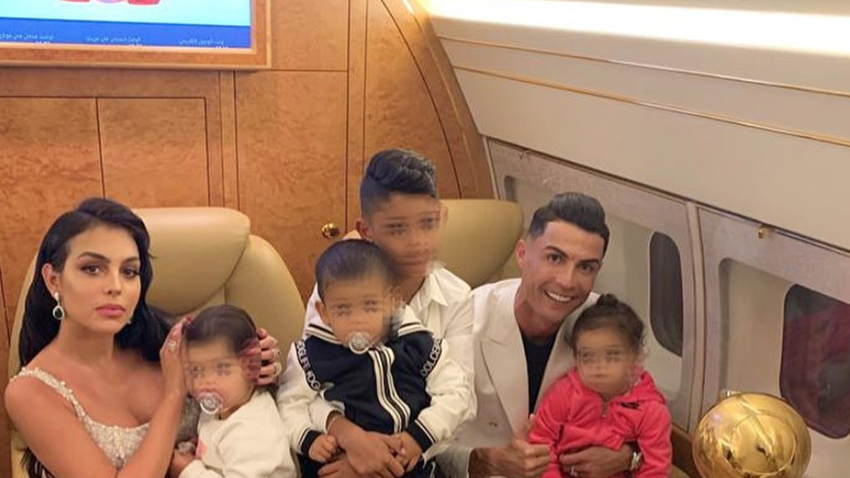 La familia de Cristiano Ronaldo de vuelta a casa tras recoger su premio en Dubai
