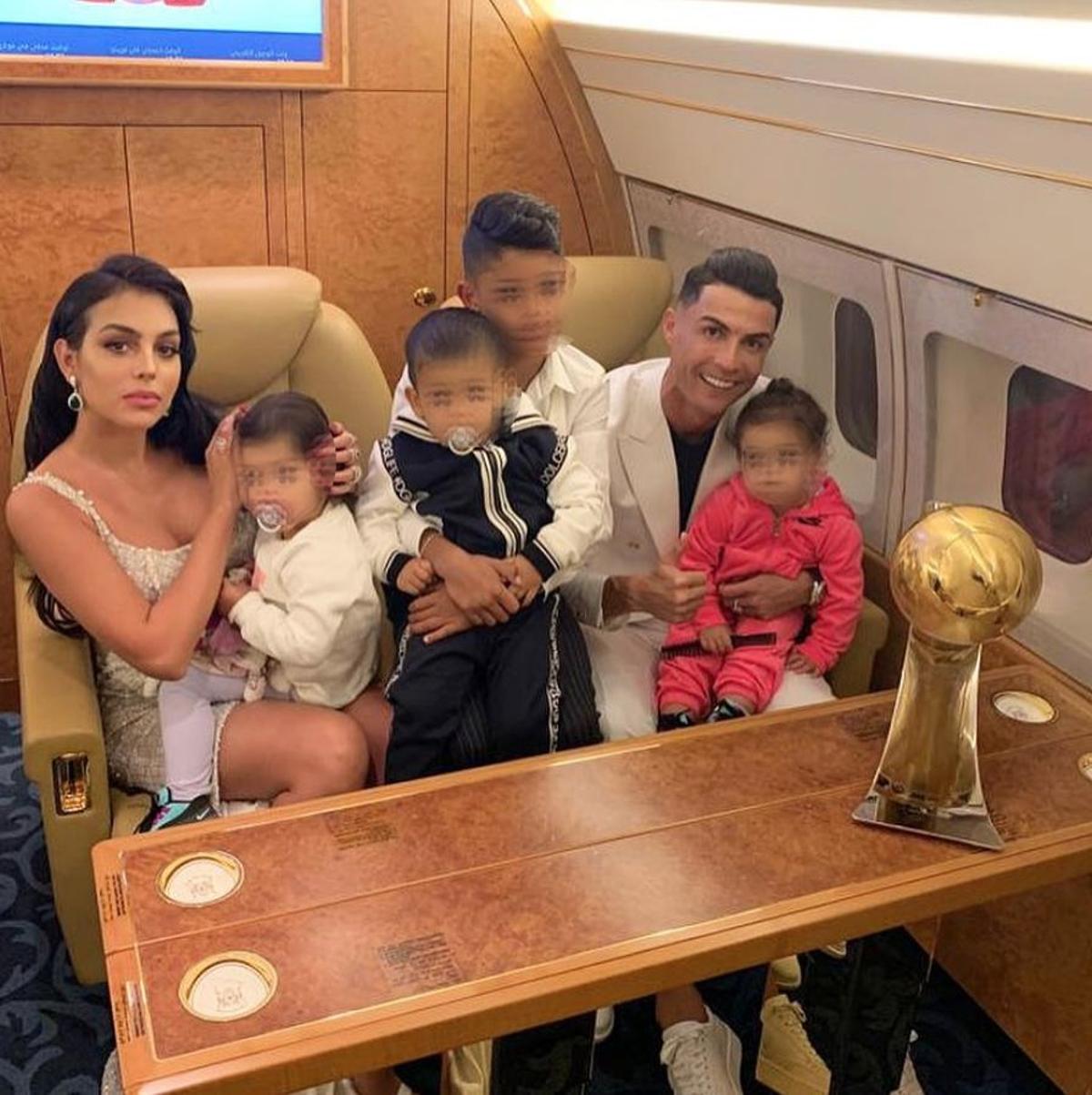 La familia de Cristiano Ronaldo de vuelta a casa tras recoger su premio en Dubai
