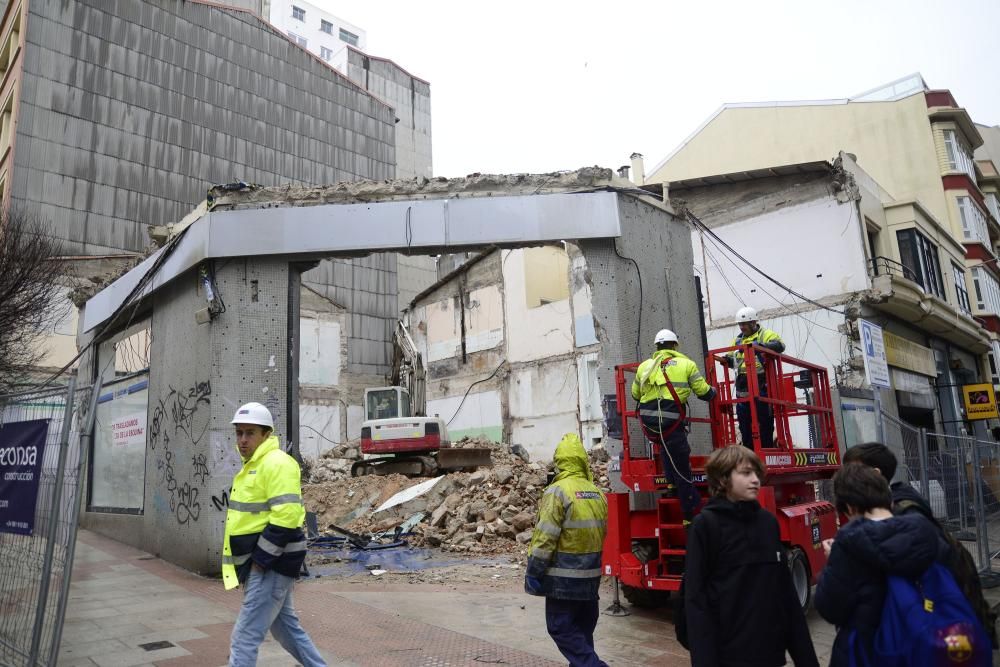 El andamio que utilizaban los operarios para retirar la fachada del inmueble sufrió destrozos. No hay víctimas personales.