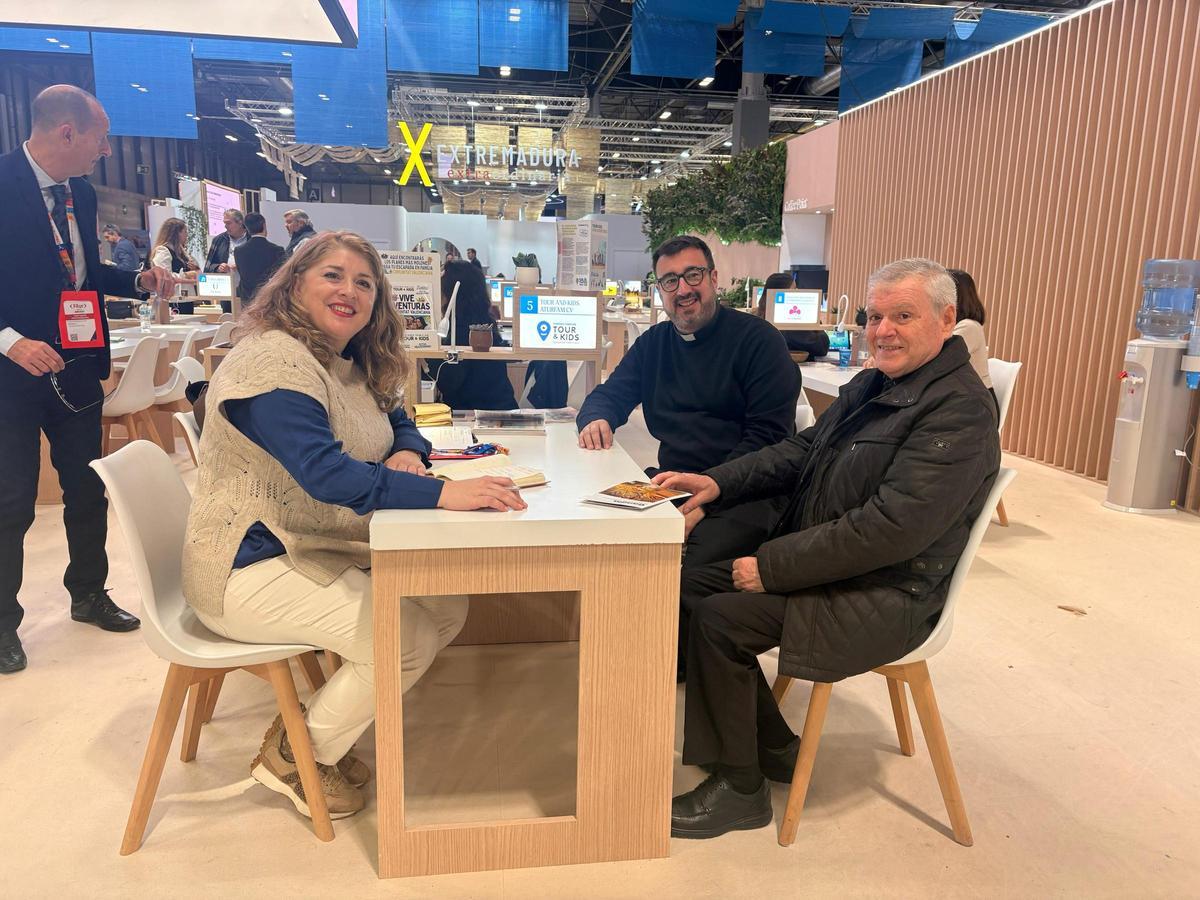 El abad Ángel Saneugenio y Paco Llorens en Fitur reunidos con una turoperadora.