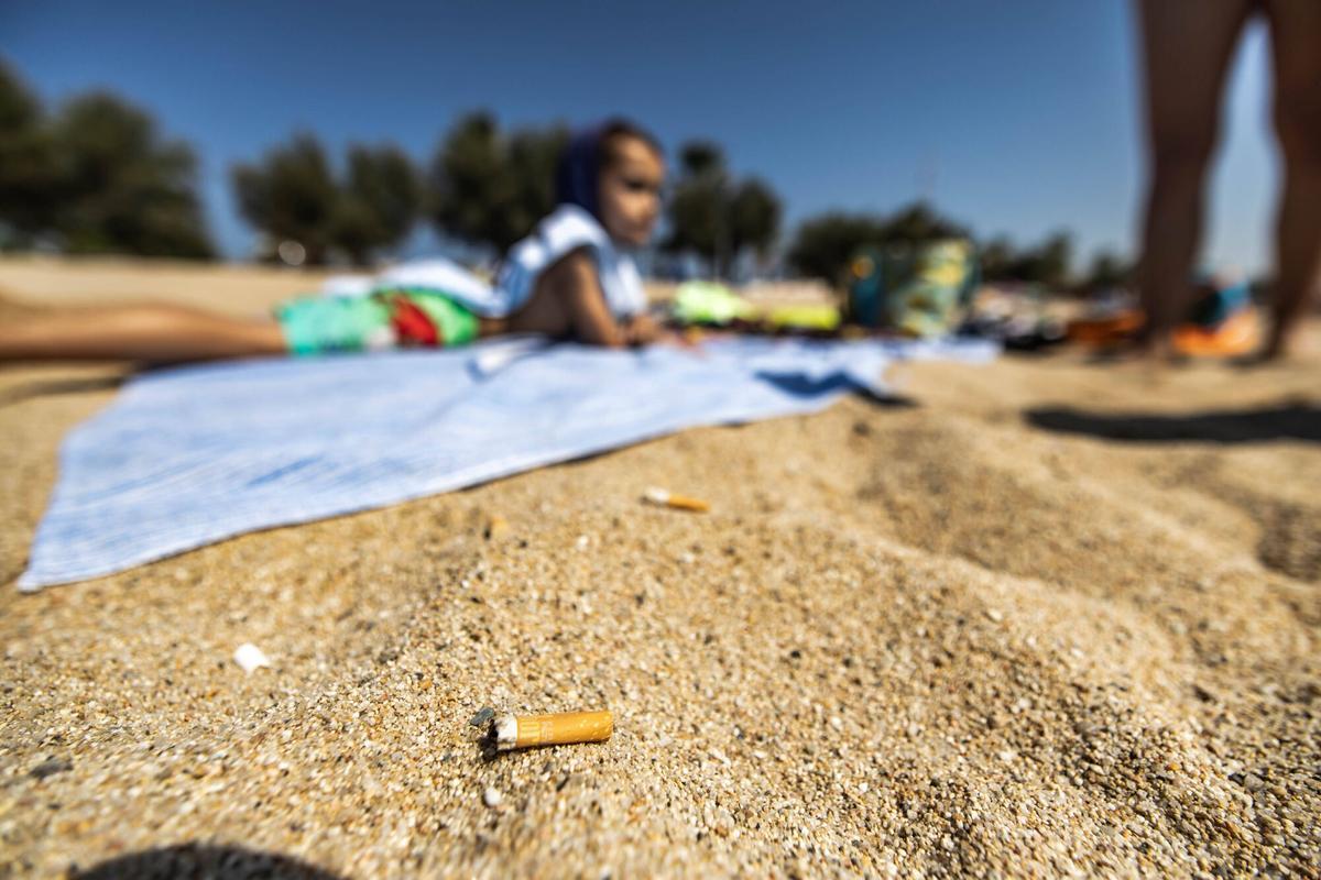 Una de las colillas encontradas en la playa de Badalona.