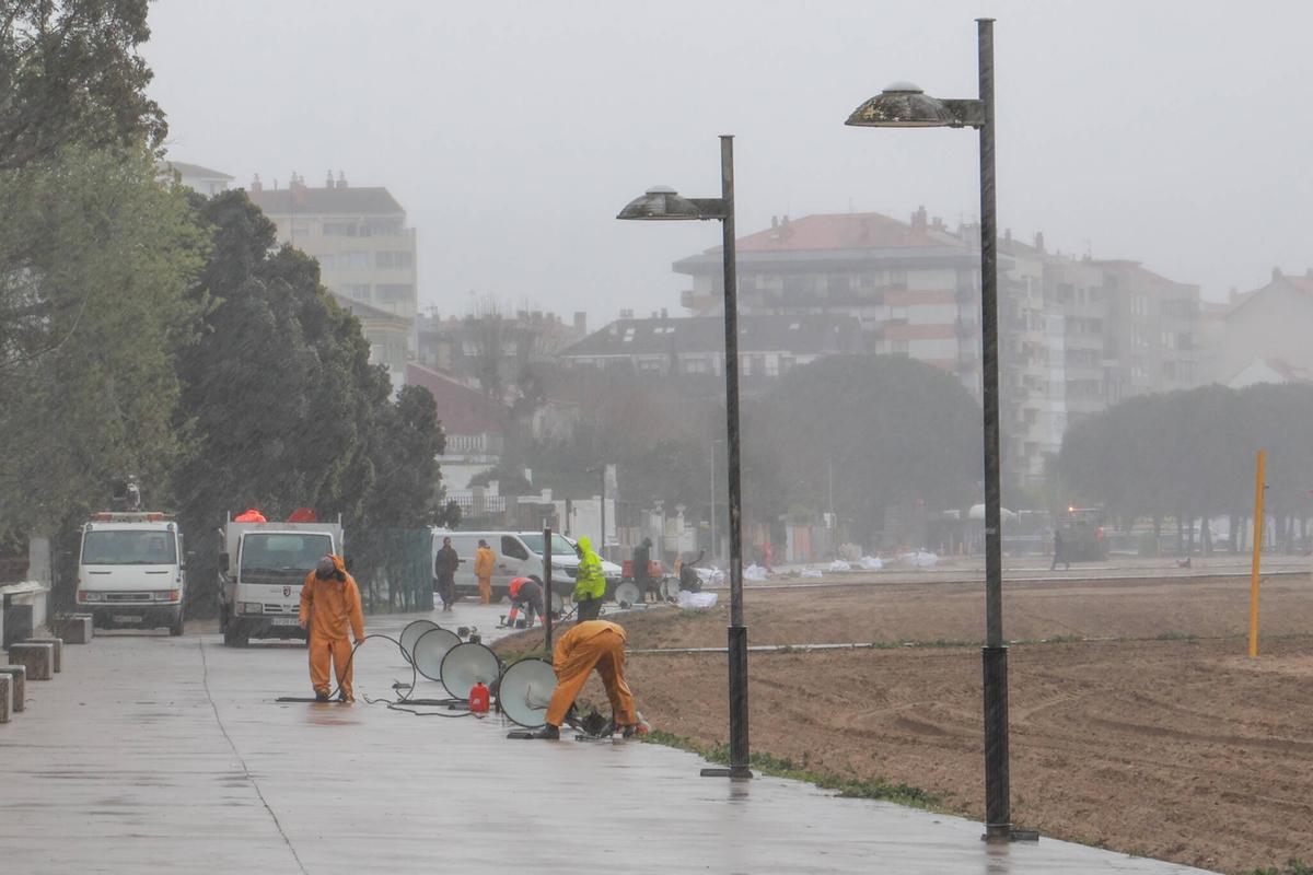 Trabajos de retirada de los actuales puntos de luz, ayer.