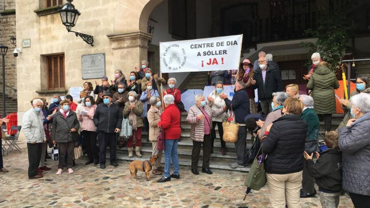 Manifestación por un centro de día en Sóller. | J.MORA