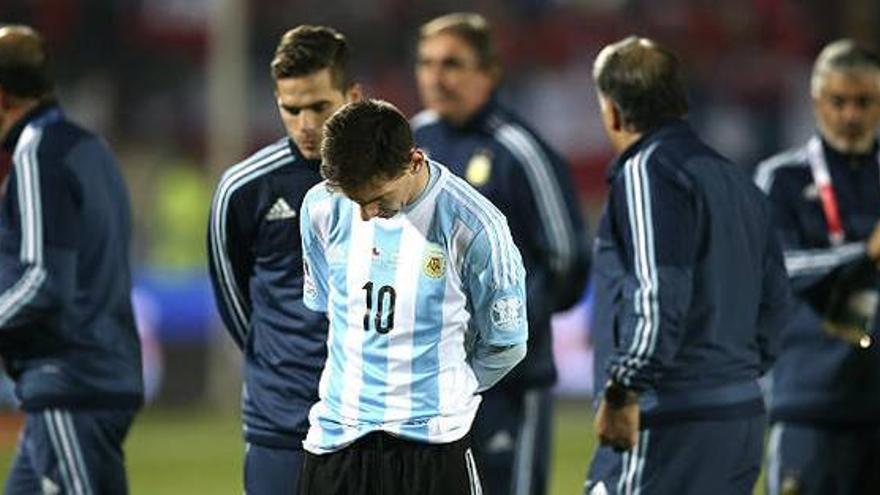 Tras la derrota, Messi no quiso hablar y Mascherano sugirió renunciar al seleccionado