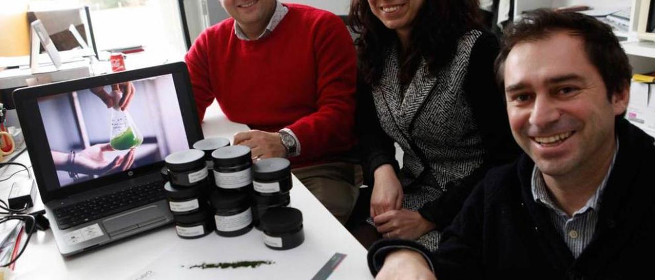 Por la izquierda, Fidel Delgado, María Álvarez e Ignacio Albert, en la sede de Neoalgae, en el Espacio Tecnológico Campus.