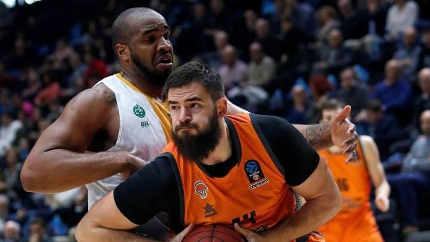 El pívot montenegrino del Valencia Basket, Bojan Dubljevic, y el pívot jamaicano del CSP Limoges, Samardo Samuels, durante el partido.