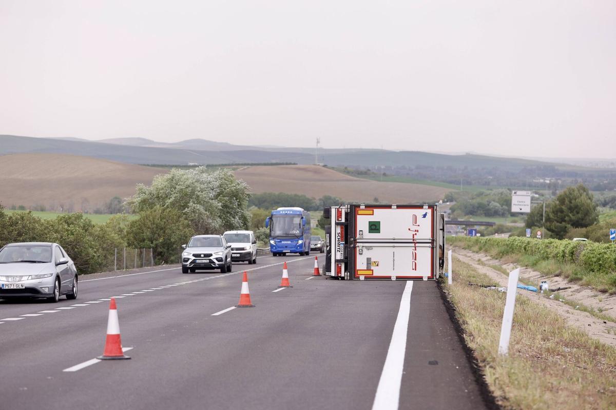 Accidente camión volcado autovía A4 km 390 dirección Córdoba - Madrid