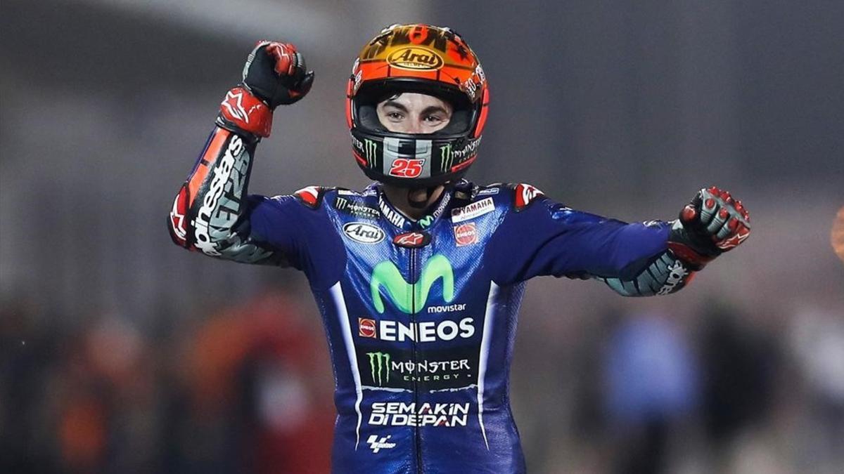 Maverick Viñales entra al 'corralito' de Losail celebrando el triunfo.