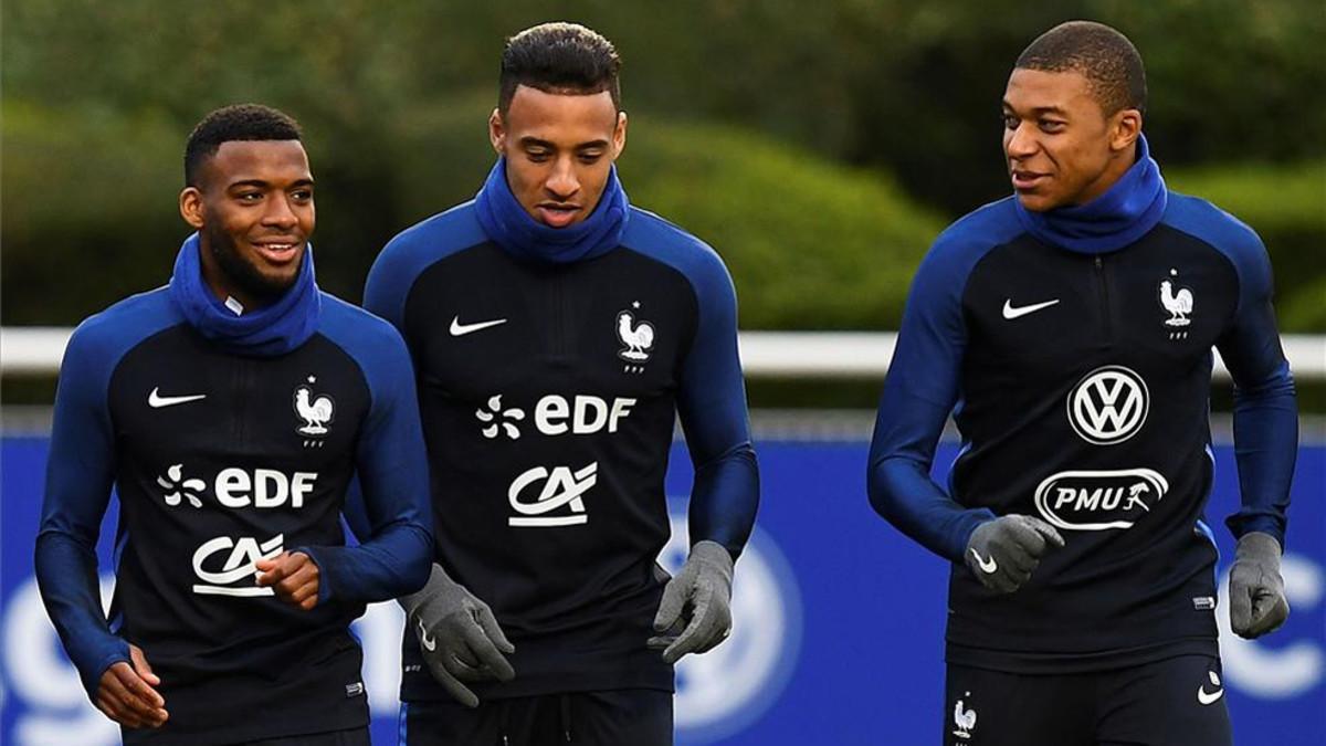 Lemar, Tolisso y Mbappé, entrenando con Francia