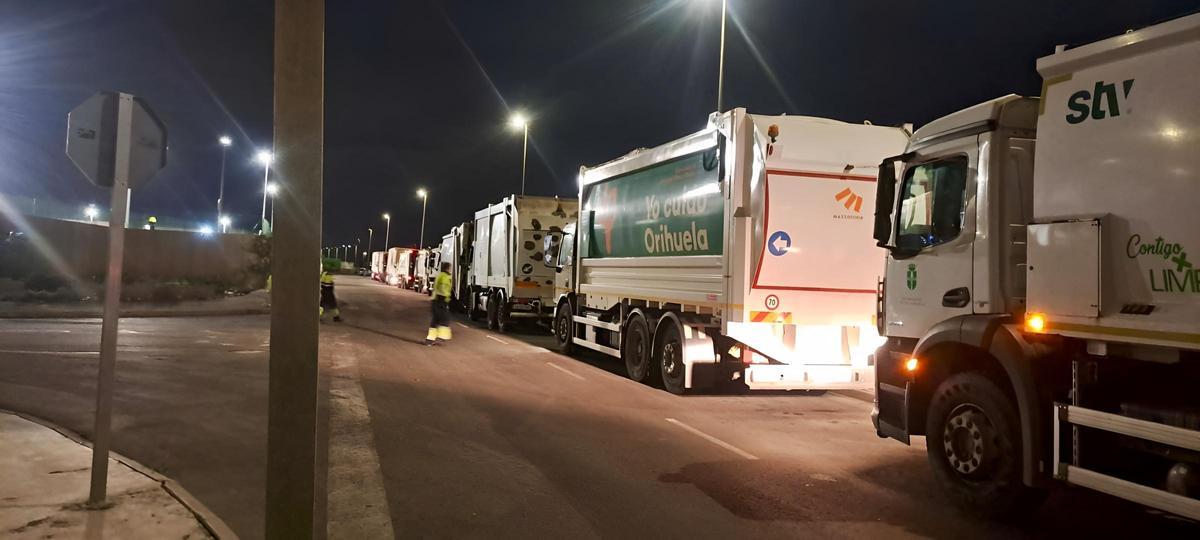 Una de las colas de camiones de recogida de basura para descargar en la planta de transferencia de Dolores