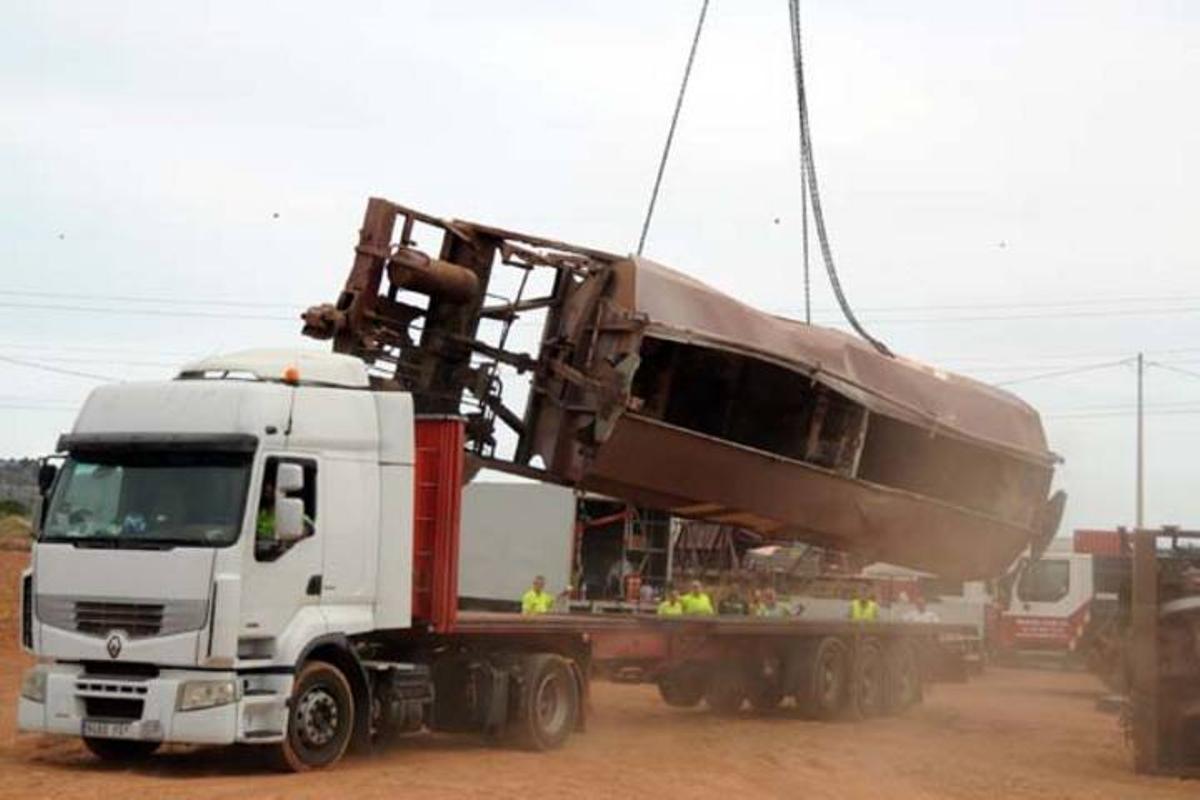 Treballs de retirada del tren descarrilat