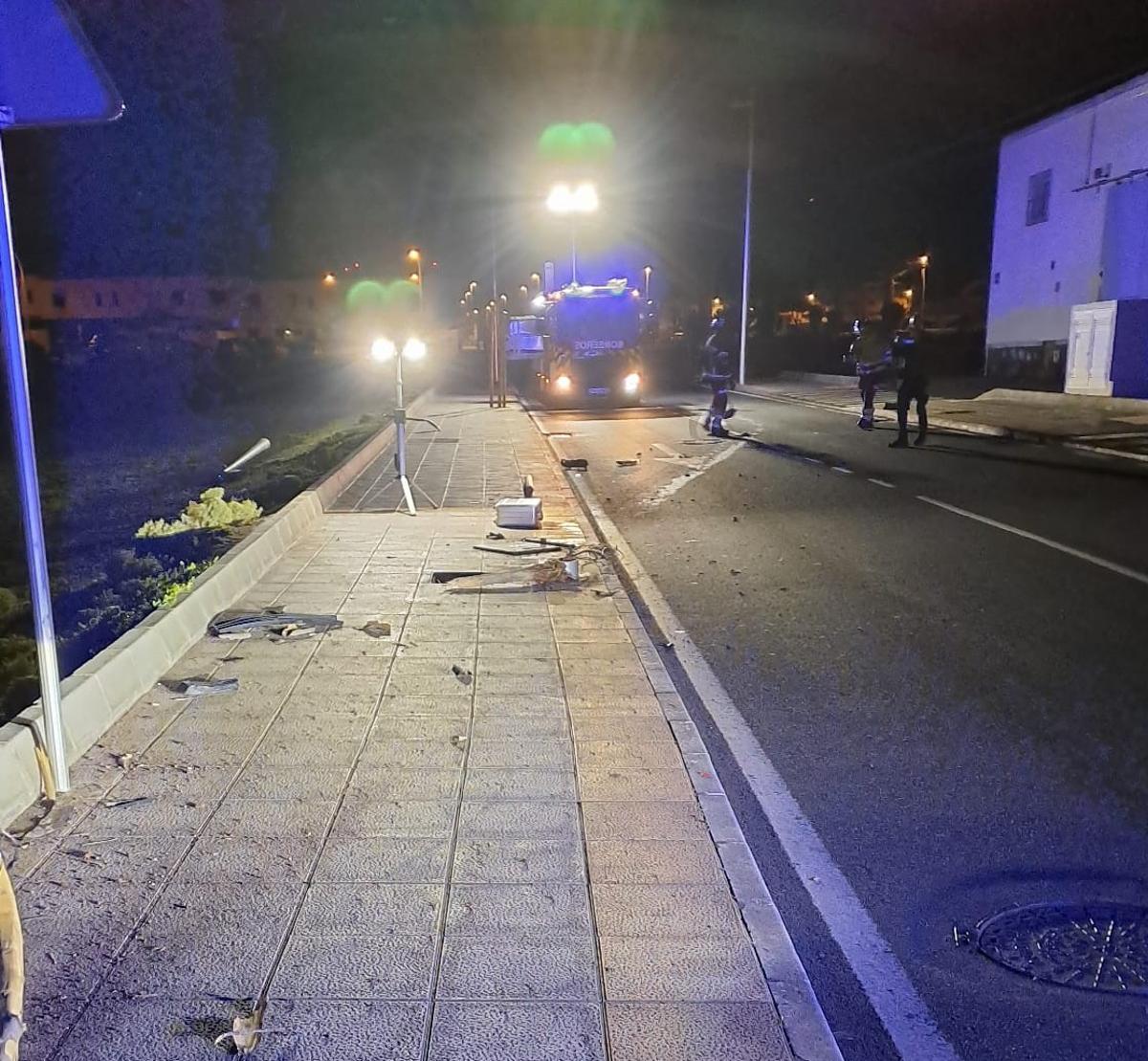 Restos en la calle Tenderete, en Arrecife, tras derribar un coche una farola y un árbol y darse a la fuga